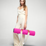 Tapis de sol pour le fitness le yoga et le pilates en cachemire de la marque hercule studio en collaboration édition limitée avec from future modèle archy couleur candy pink photo lifestyle avec mannequin et sangle de transport soca