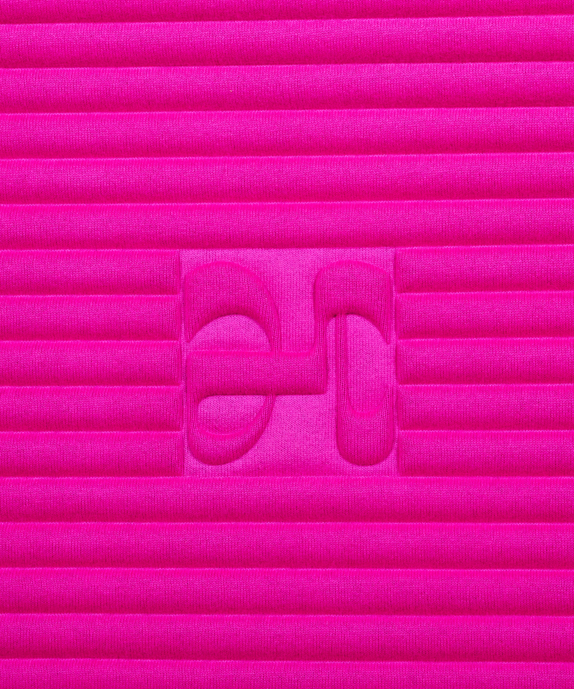 Zoom sur la texture cachemire rose fuchsia et logo H embossé du tapis de sport Hercule Studio x From Future Candy Pink