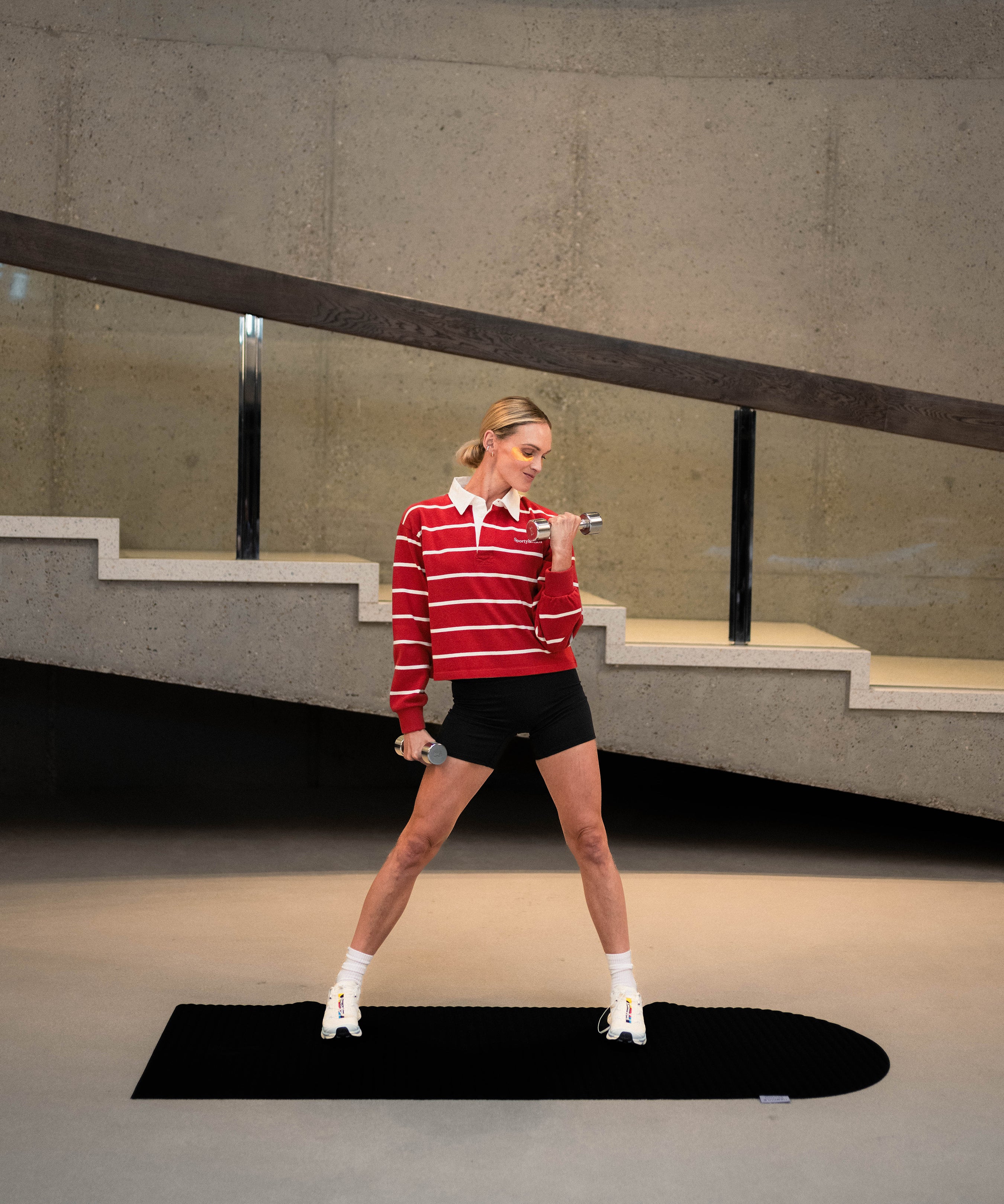 Lifestyle sport avec tapis de fitness Hercule Studio Archy outrenoir, couleur noire intemporelle pour entraînement intensif