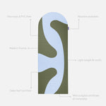 Tapis de sport déplié Hercule Studio Archy imprimé kaki et bleu (Axel), tapis de sol design durable et premium Made in France pour fitness, pilates et étirements, avec annotations montrant les caractéristiques et points de qualité du produit