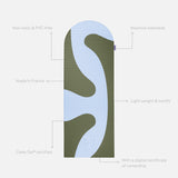 Tapis de sport déplié Hercule Studio Archy imprimé kaki et bleu (Axel), tapis de sol design durable et premium Made in France pour fitness, pilates et étirements, avec annotations montrant les caractéristiques et points de qualité du produit