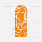 Tapis de sport déplié Hercule Studio Archy imprimé orange et écru (Bari orange pop), tapis de sol design durable et premium Made in France pour fitness, pilates et étirements, avec annotations montrant les caractéristiques et points de qualité du produit