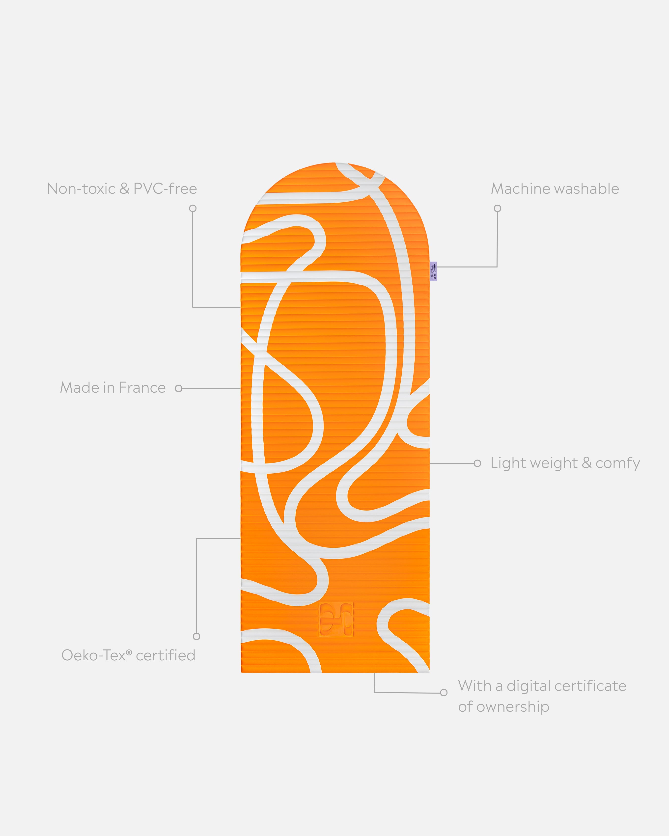 Tapis de sport déplié Hercule Studio Archy imprimé orange et écru (Bari orange pop), tapis de sol design durable et premium Made in France pour fitness, pilates et étirements, avec annotations montrant les caractéristiques et points de qualité du produit