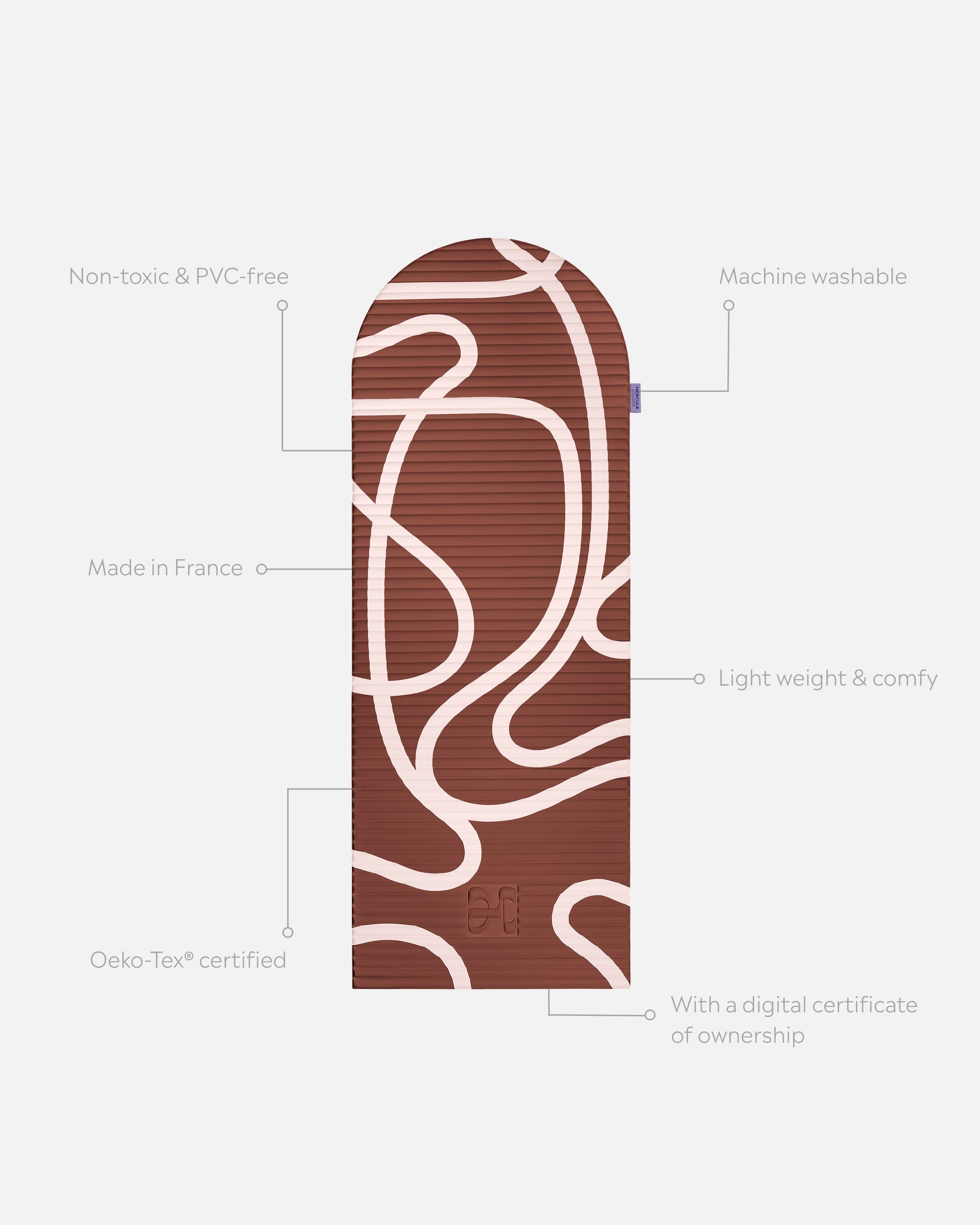 Tapis de sport déplié Hercule Studio Archy imprimé marron et écru (Bari choco), tapis de sol design durable et premium Made in France pour fitness, pilates et étirements, avec annotations montrant les caractéristiques et points de qualité du produit