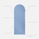 Tapis de sport déplié Hercule Studio Archy bleu (blue-jean), tapis de sol design durable et premium Made in France pour fitness, pilates et étirements, avec annotations montrant les caractéristiques et points de qualité du produit