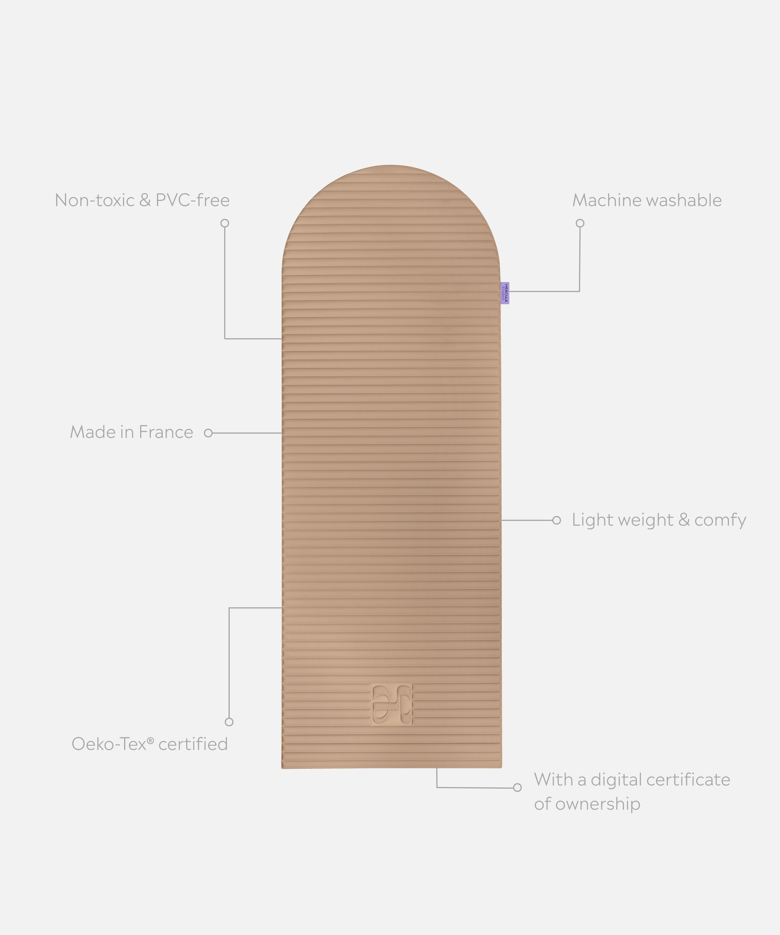 Tapis de sport déplié Hercule Studio Archy beige (dune), tapis de sol design durable et premium Made in France pour fitness, pilates et étirements, avec annotations montrant les caractéristiques et points de qualité du produit