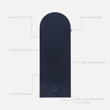 Tapis de sport déplié Hercule Studio Archy bleu nuit (navy), tapis de sol design durable et premium Made in France pour fitness, pilates et étirements, avec annotations montrant les caractéristiques et points de qualité du produit