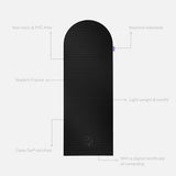 Tapis de sport déplié Hercule Studio Archy noir (outrenoir), tapis de sol design durable et premium Made in France pour fitness, pilates et étirements, avec annotations montrant les caractéristiques et points de qualité du produit