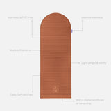 Tapis de sport déplié Hercule Studio Archy terre cuite (terracotta), tapis de sol design durable et premium Made in France pour fitness, pilates et étirements, avec annotations montrant les caractéristiques et points de qualité du produit