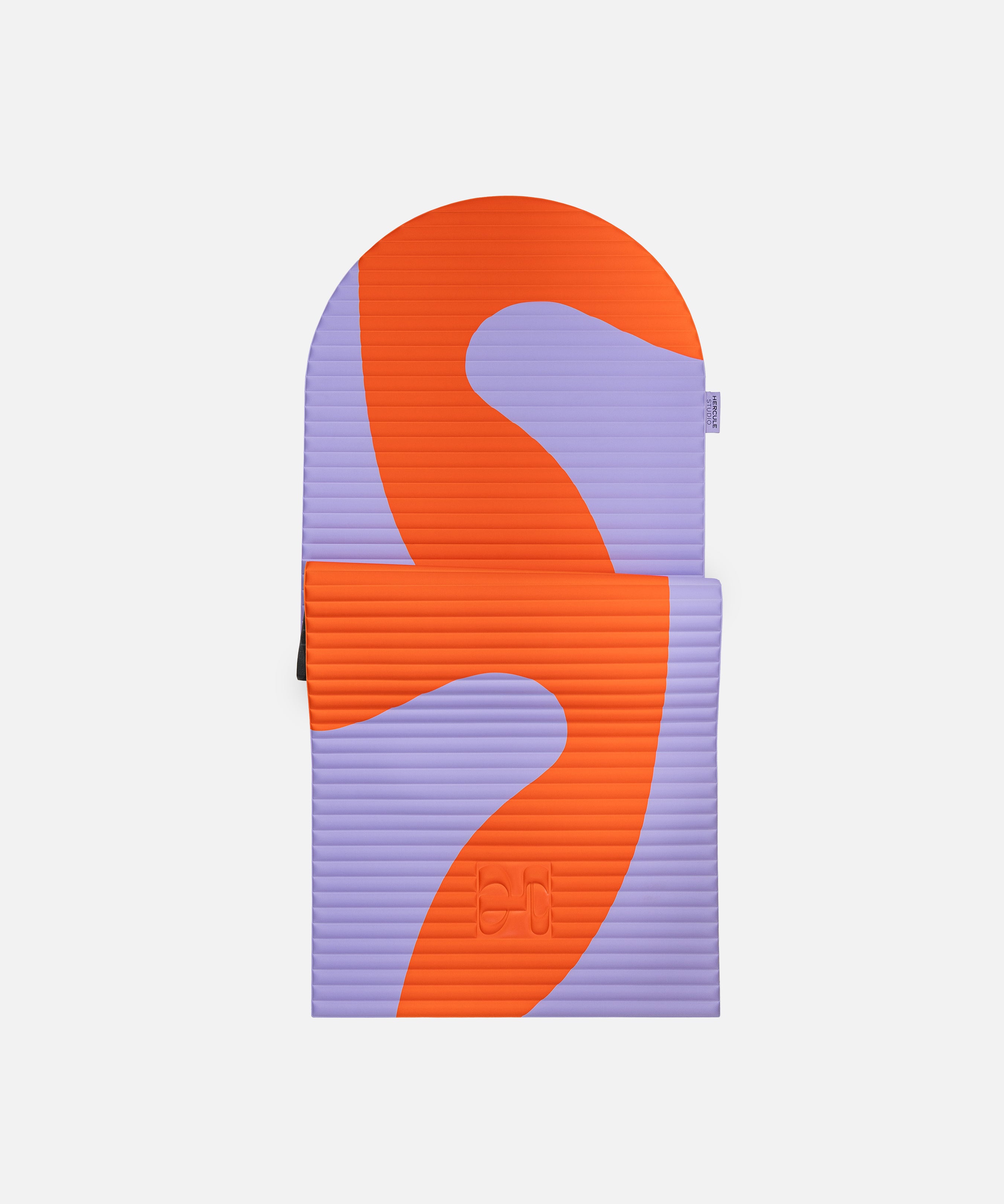 Tapis de sport en forme d’arche Hercule Studio, modèle Archy imprimé rouge et violet (Axel), tapis de sol design durable Made in France pour fitness, pilates et étirements, vue semi dépliée