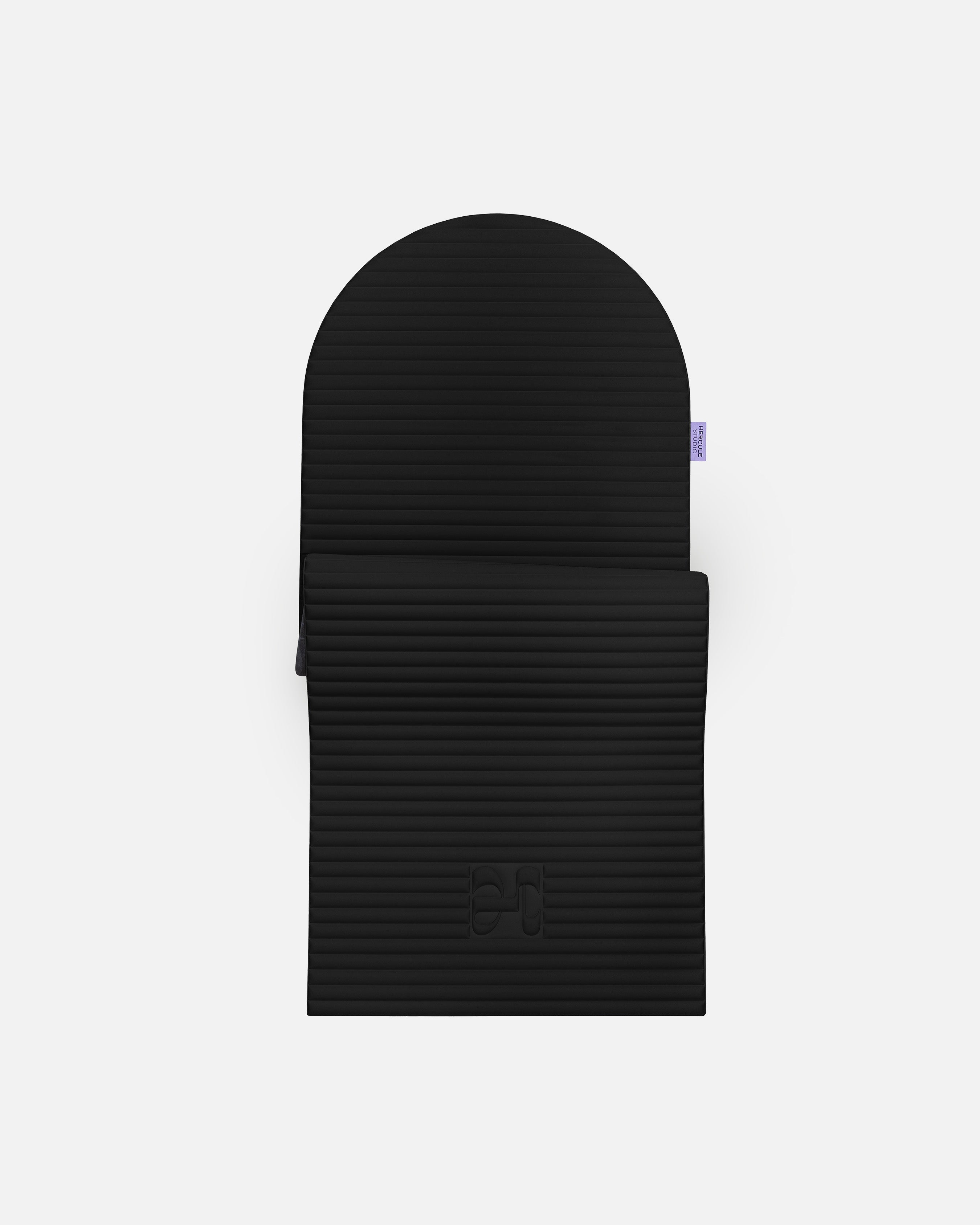 Tapis de sol pour le fitness le yoga et le pilates de la marque hercule studio modèle archy couleur outrenoir packshot semi déplié