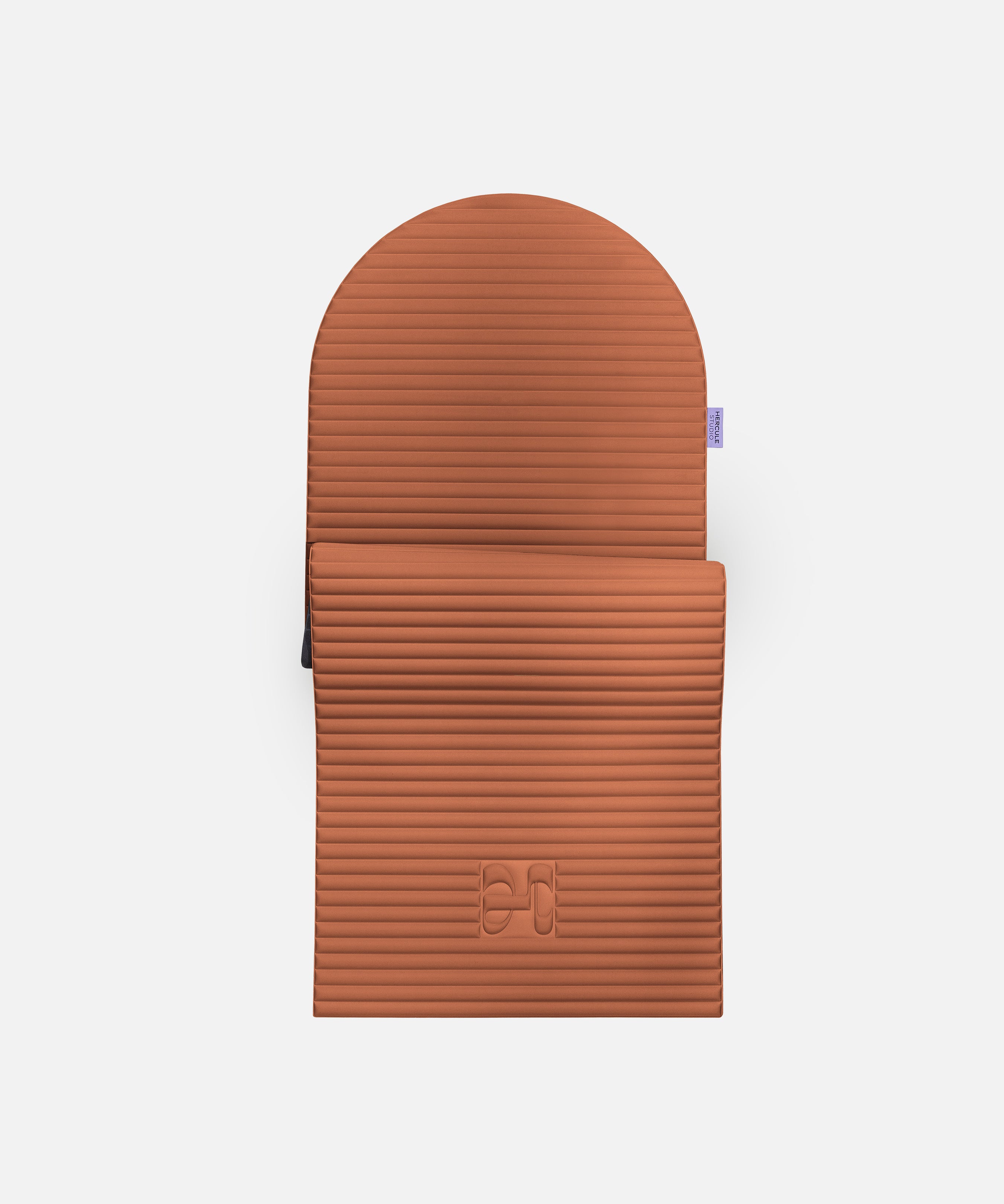 Tapis de sport en forme d’arche Hercule Studio, modèle Archy terre cuite (terracotta), tapis de sol design durable et premium Made in France pour fitness, pilates et étirements, vue semi dépliée