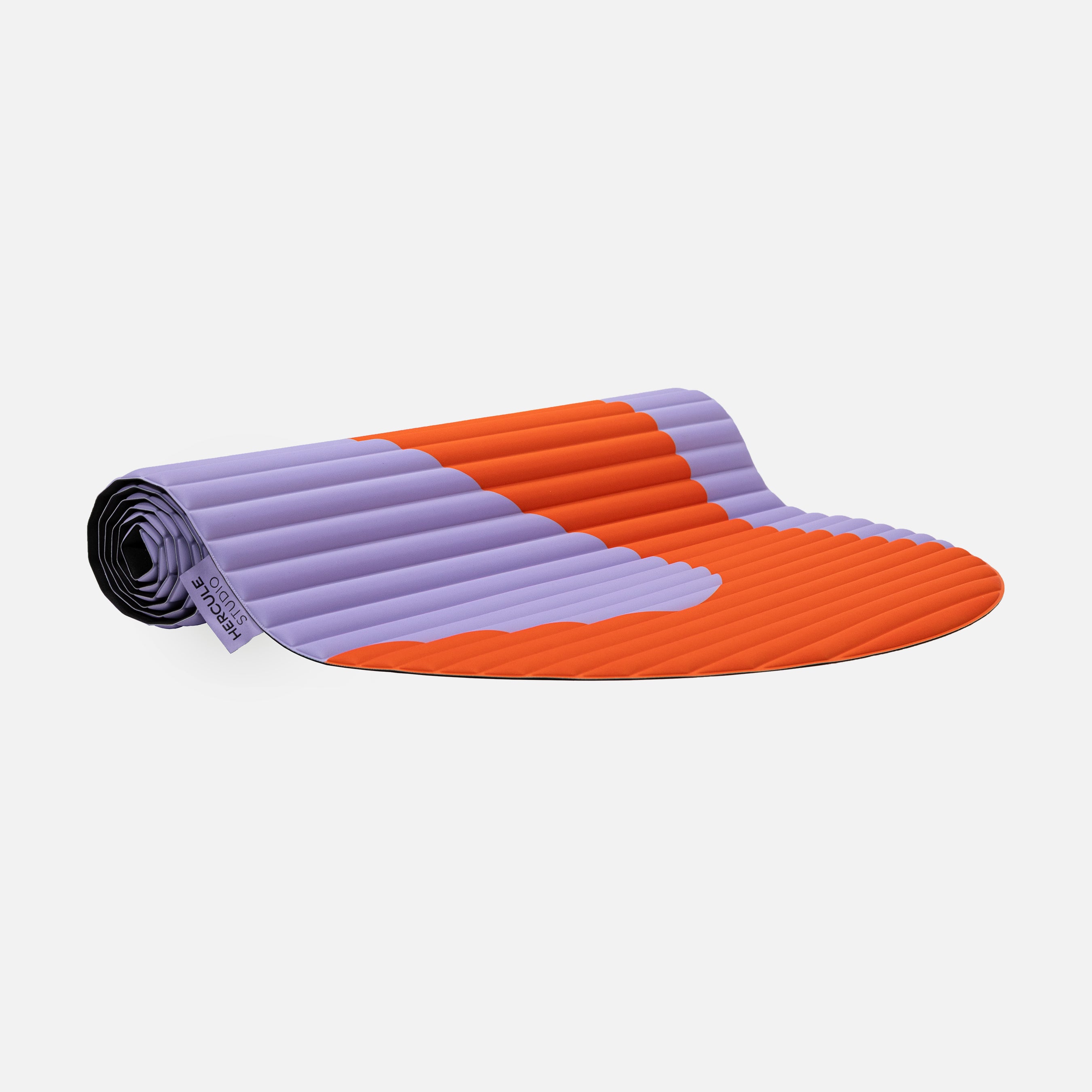 Tapis de sol pour le fitness le yoga et le pilates de la marque hercule studio modèle archy couleur imprimé axel rouge orangé packshot du tapis semi roulé