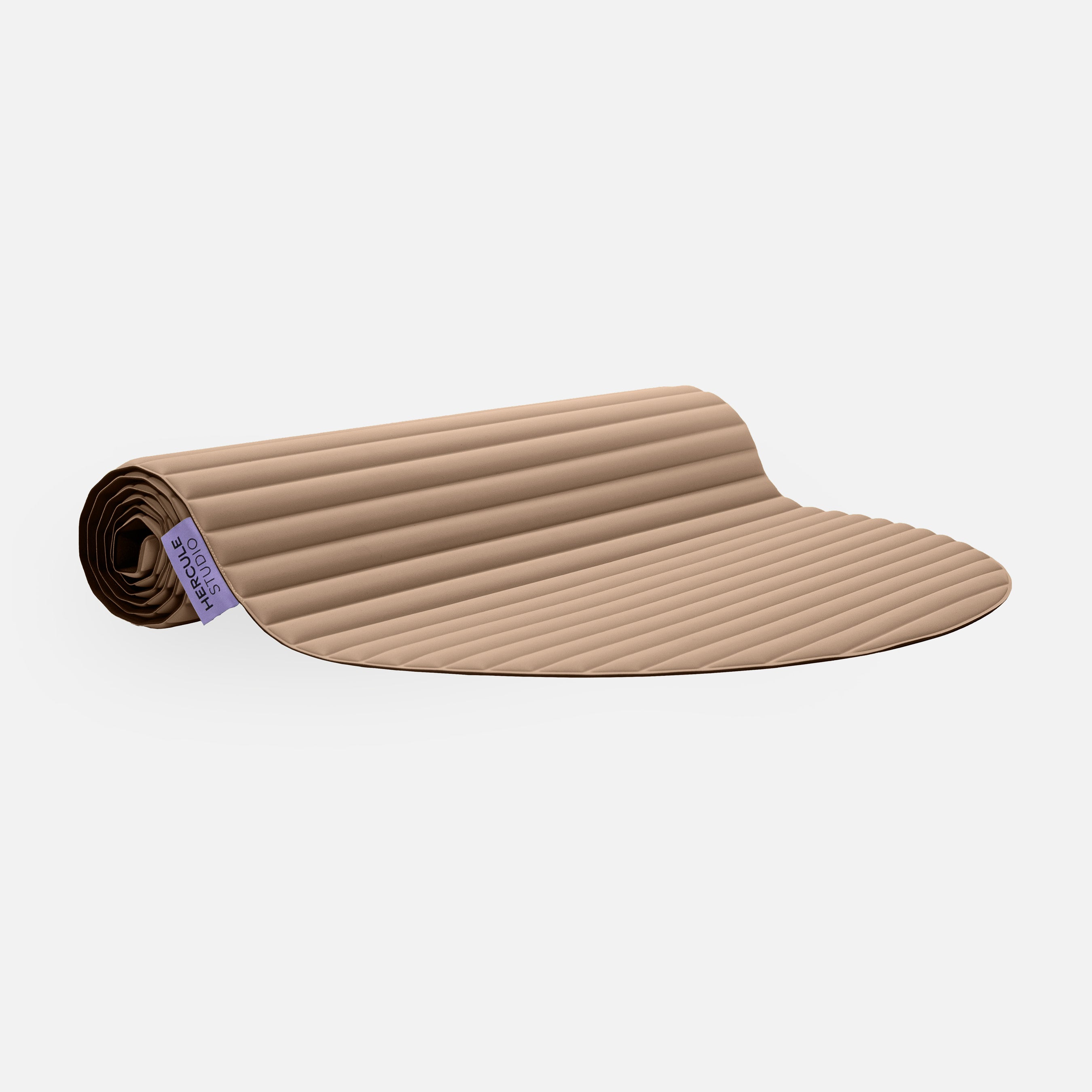 Tapis de sol pour le fitness le yoga et le pilates de la marque hercule studio modèle archy couleur dune packshot semi roulé