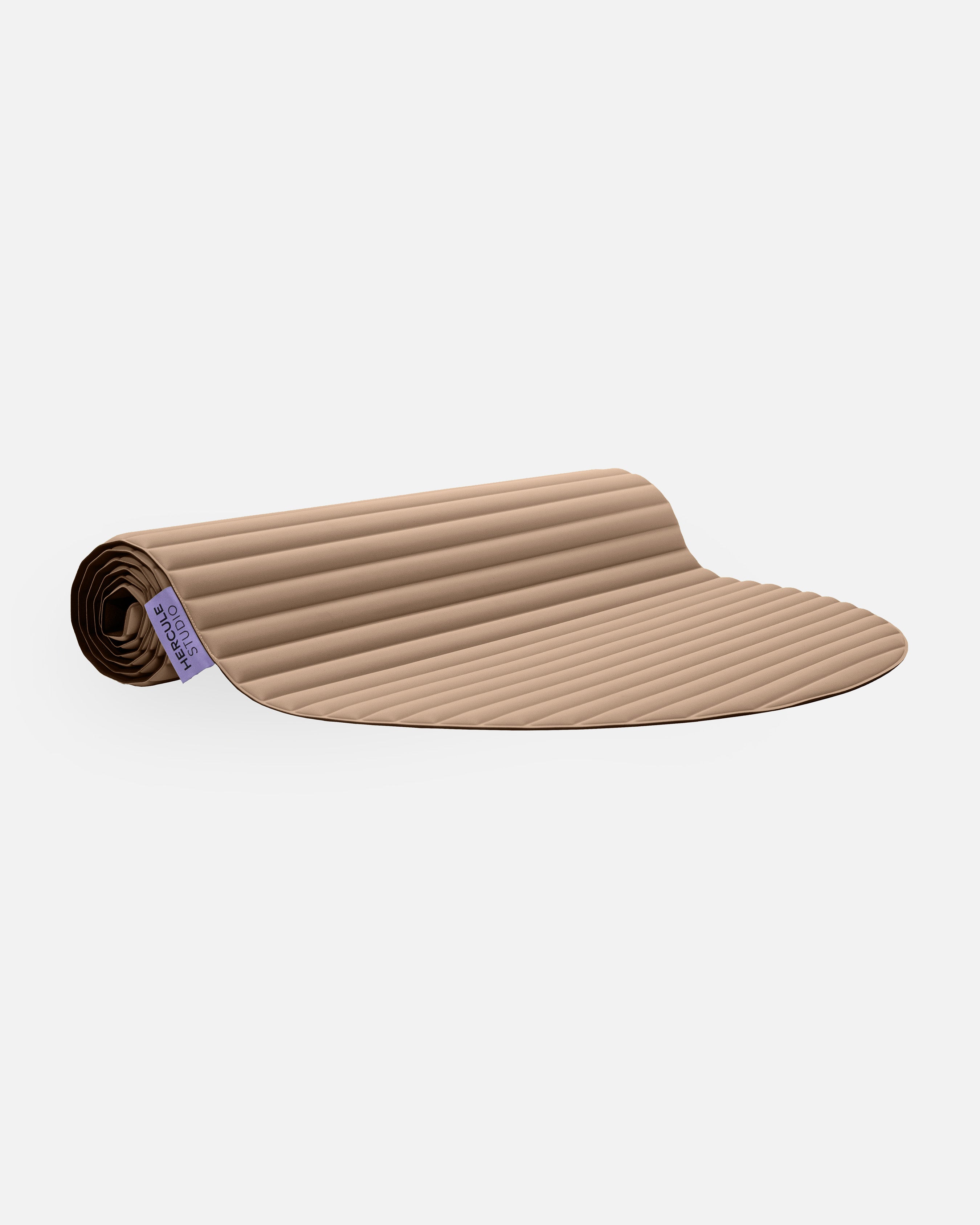 Tapis de sol pour le fitness le yoga et le pilates de la marque hercule studio modèle archy couleur dune packshot semi roulé