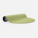 Tapis de sol pour fitness yoga et pilates de la marque hercule studio modèle archy couleur pistache packshot semi roulé