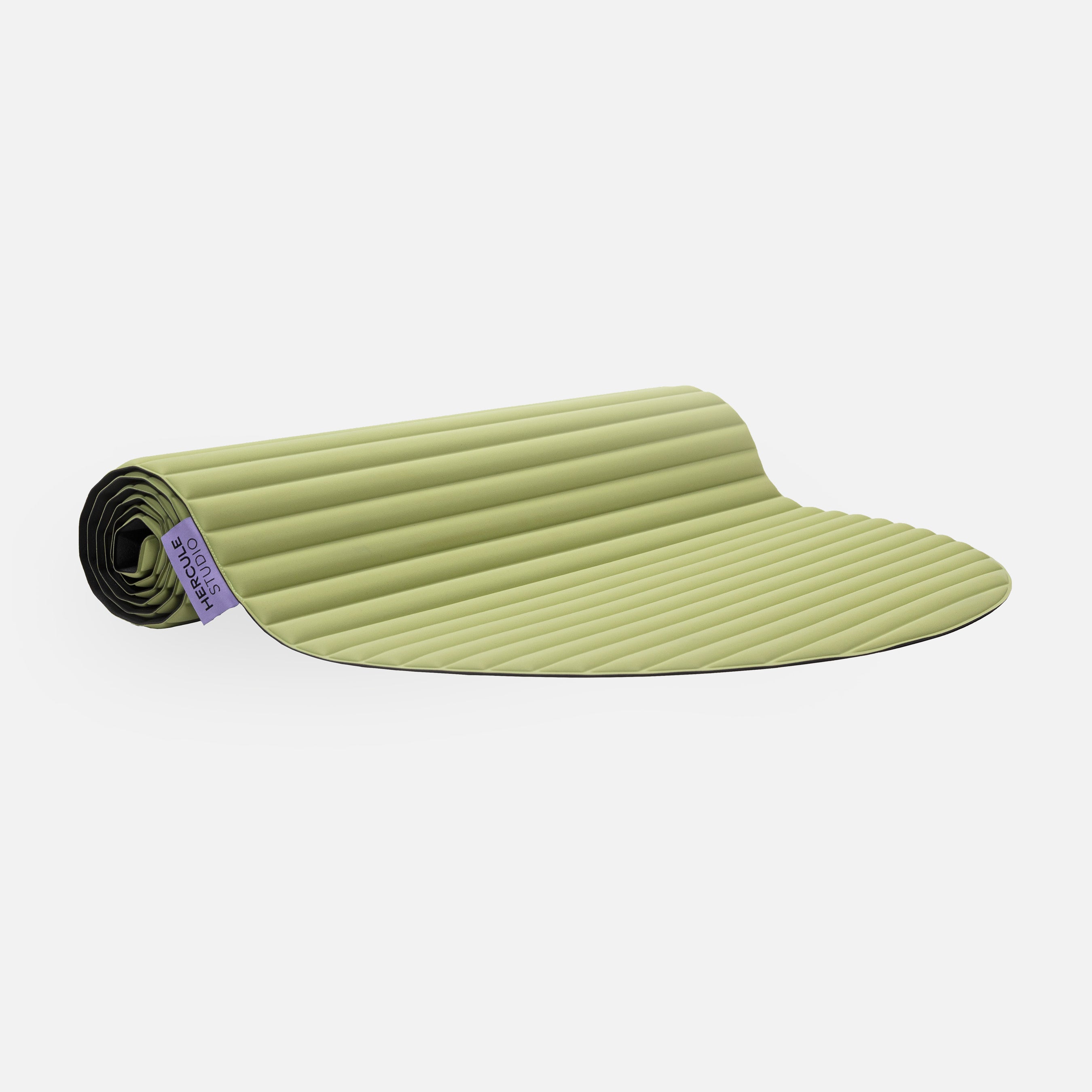 Tapis de sol pour fitness yoga et pilates de la marque hercule studio modèle archy couleur pistache packshot semi roulé