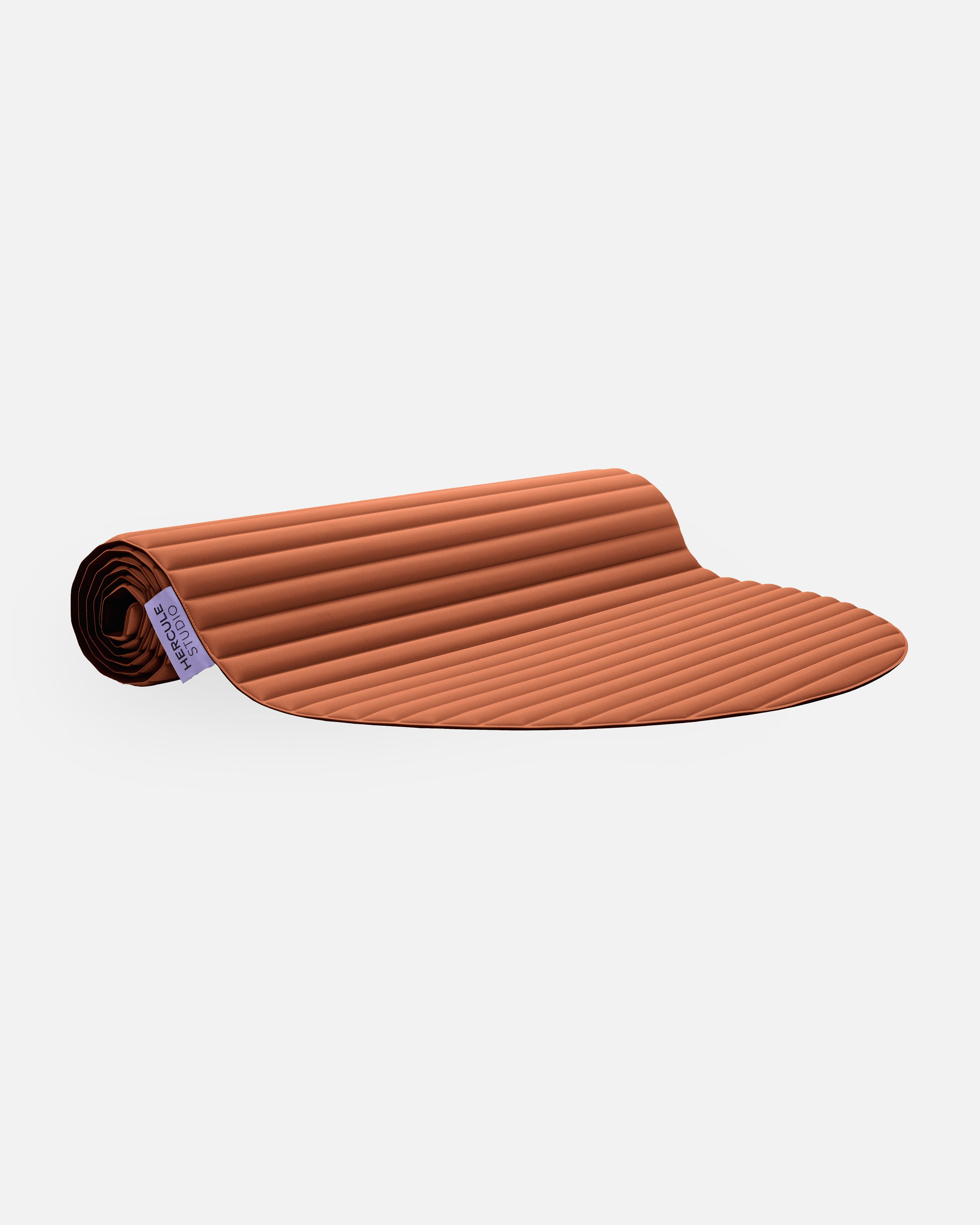 Tapis de sol pour le fitness le yoga et le pilates de la marque hercule studio modèle archy couleur terre cuite packshot semi roulé