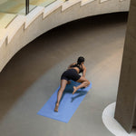 Tapis de sol pour le fitness le yoga et le pilates de la marque hercule studio modèle archy couleur blue jean photo lifestyle avec mannequin
