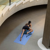 Tapis de sol pour le fitness le yoga et le pilates de la marque hercule studio modèle archy couleur blue jean photo lifestyle avec mannequin