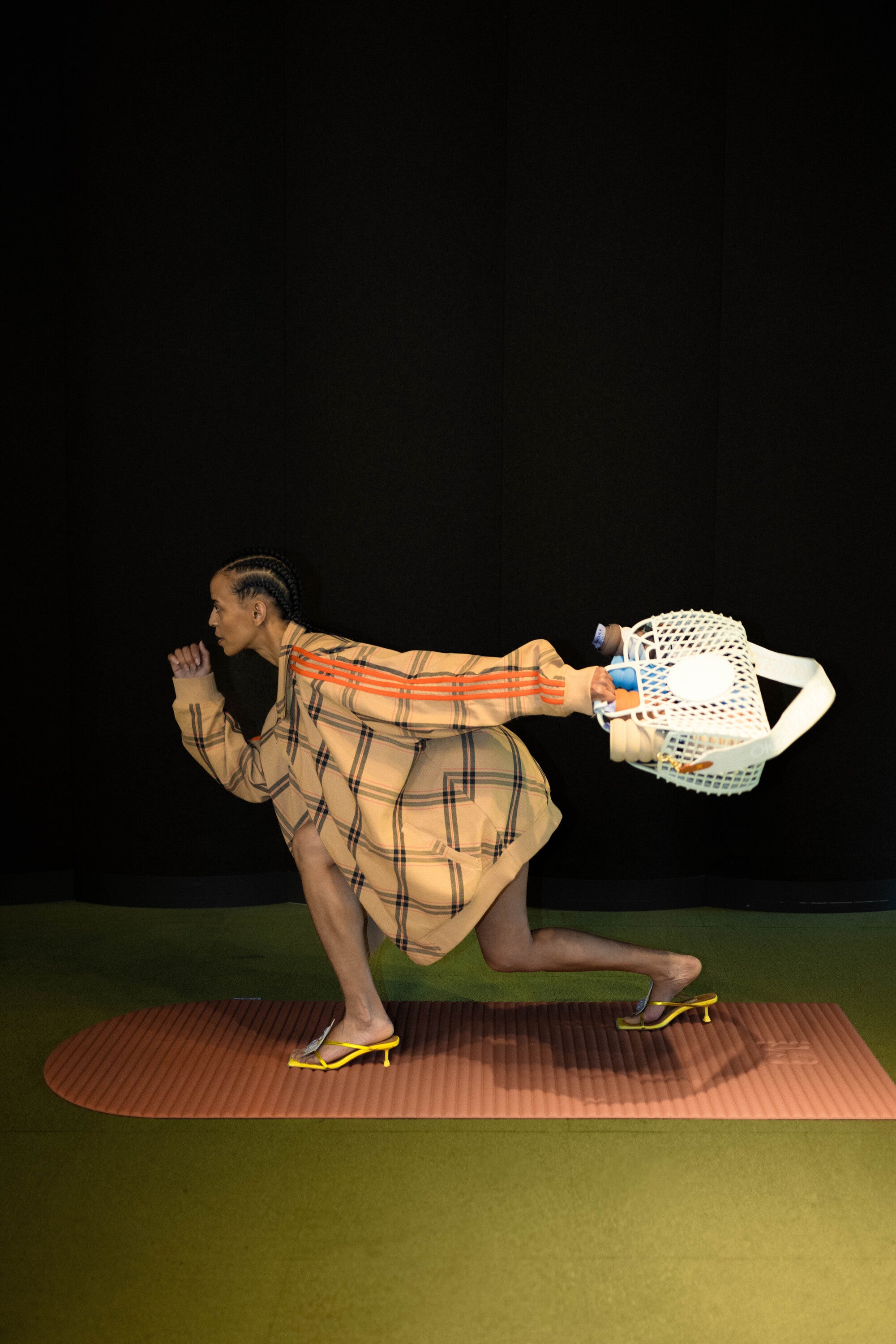 Mannequin en talons sur tapis de sport Archy couleur terre cuite de la marque Hercule Studio