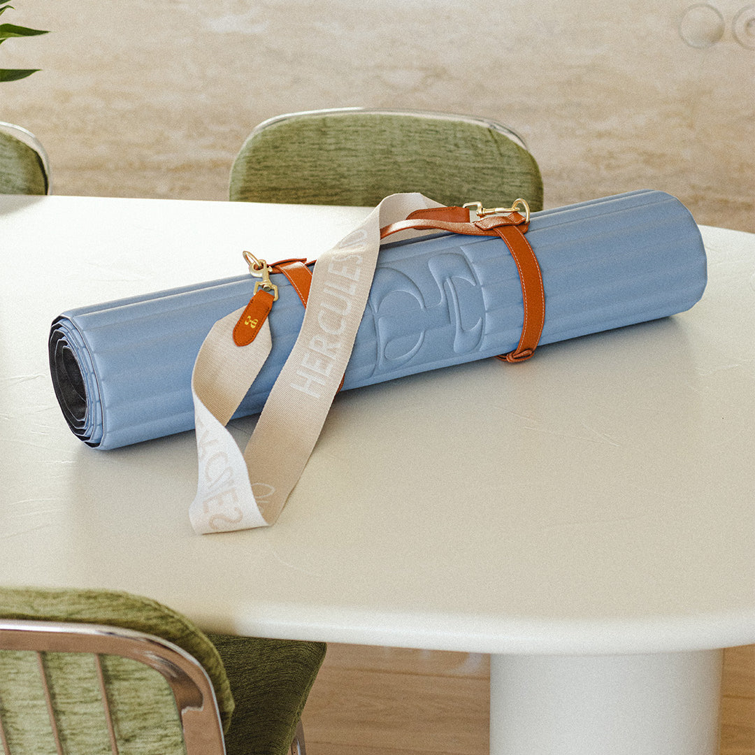 Tapis de sol pour le fitness le yoga et le pilates de la marque hercule studio modèle archy couleur blue jean photo lifestyle roulé avec sangle de transport soca