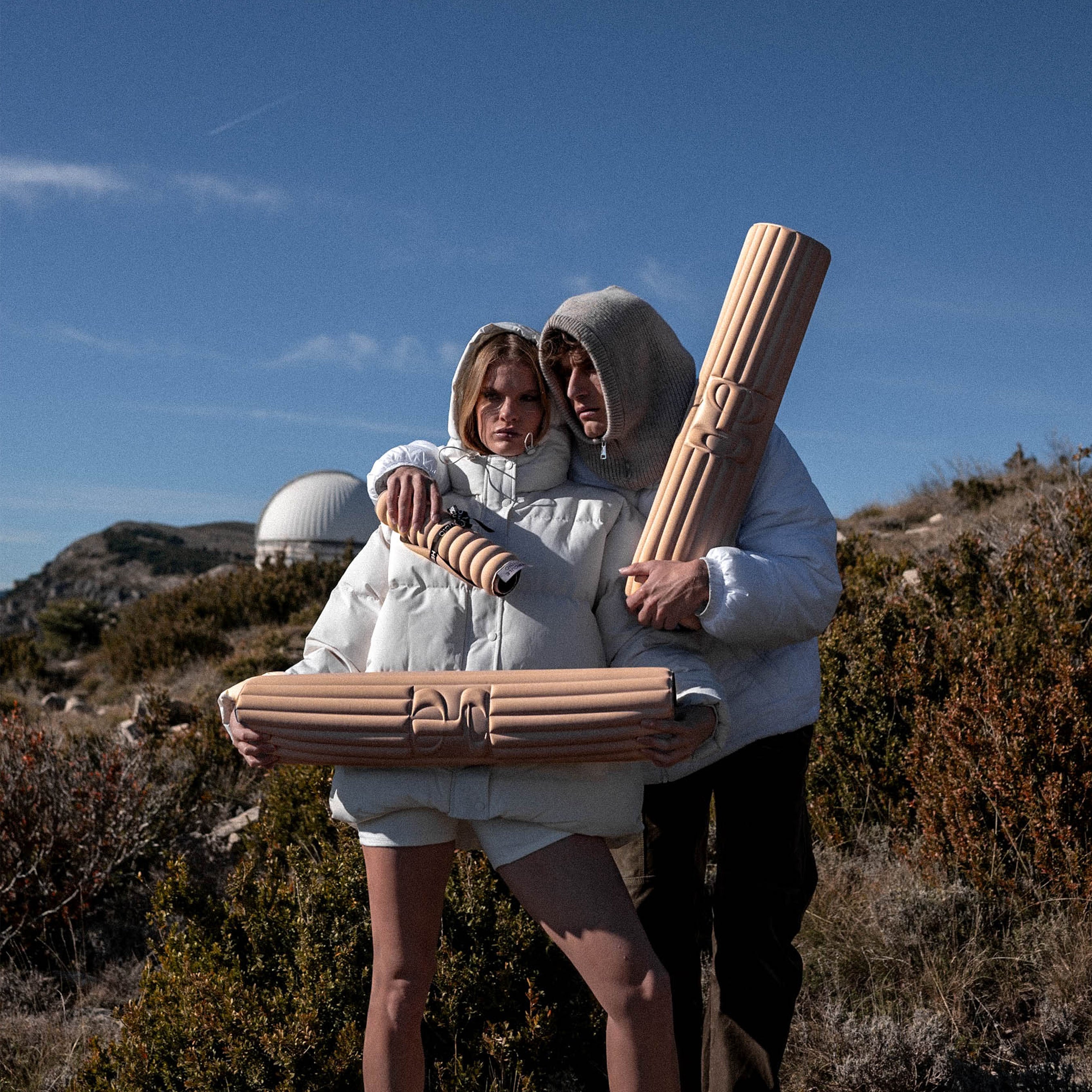 Tapis de sol pour le fitness le yoga et le pilates de la marque hercule studio modèle archy couleur dune photo lifestyle avec mannequins et pad de confort galé couleur dune