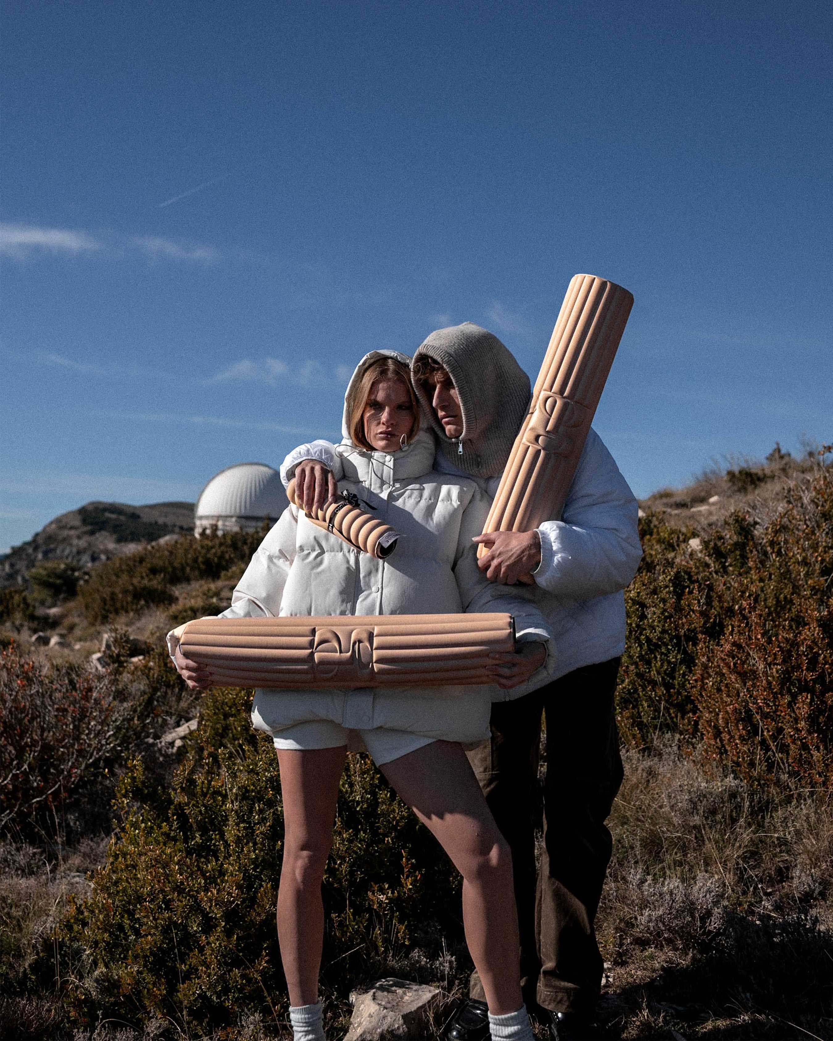 Tapis de sol pour le fitness le yoga et le pilates de la marque hercule studio modèle archy couleur dune photo lifestyle avec mannequins et pad de confort galé couleur dune