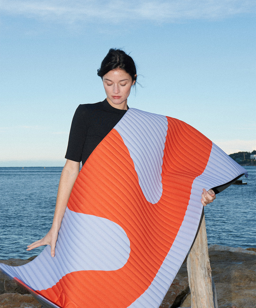 Tapis de sol pour le fitness le yoga et le pilates de la marque hercule studio modèle archy couleur imprimé axel rouge orangé photo avec un mannequin qui regarde le tapis