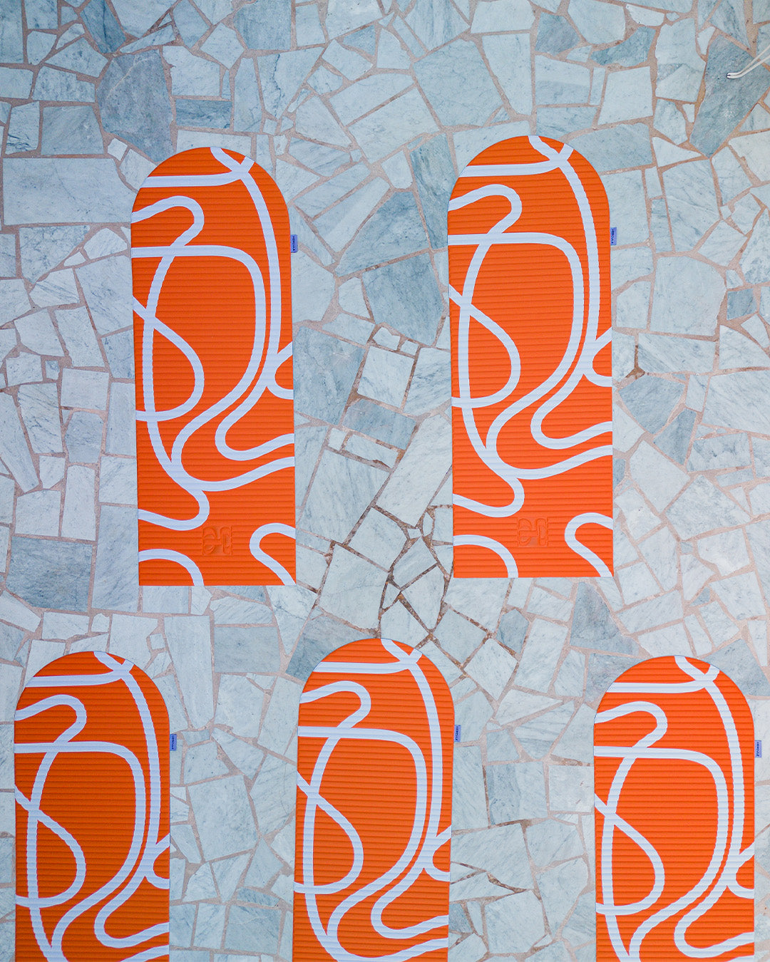 Tapis de sol pour le fitness le yoga et le pilates de la marque hercule studio modèle archy couleur imprimé bari orange pop photo de cinq tapis dépliés