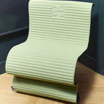 Tapis de sol pour fitness yoga et pilates de la marque hercule studio modèle archy couleur pistache photo design du tapis au sol sur une chaise