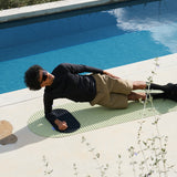Tapis de sol pour fitness yoga et pilates de la marque hercule studio modèle archy couleur pistache photo du tapis au sol avec mannequin et pad de confort noir