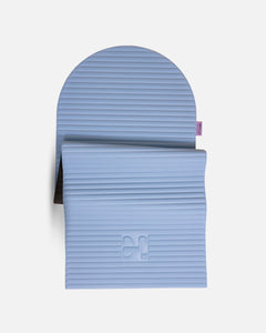 Tapis de sol pour le fitness le yoga et le pilates de la marque hercule studio modèle archy couleur blue jean packshot semi déplié