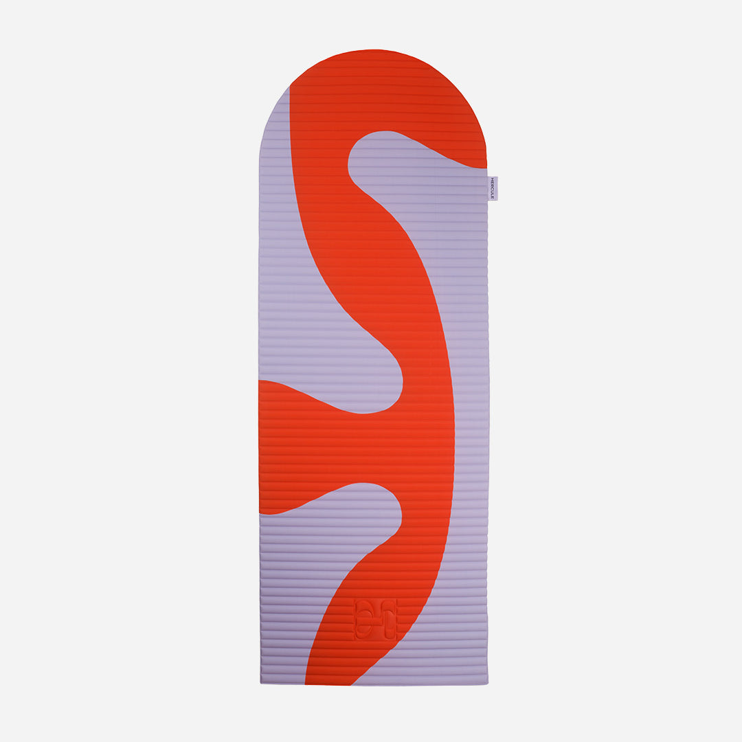 Tapis de sol pour le fitness le yoga et le pilates de la marque hercule studio modèle archy couleur imprimé axel rouge orangé packshot du tapis déplié