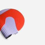 Tapis de sol pour le fitness le yoga et le pilates de la marque hercule studio modèle archy couleur imprimé axel rouge orangé packshot du tapis semi roulé