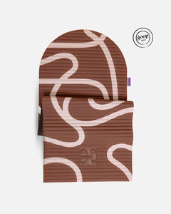 Tapis de sol pour le fitness le yoga et le pilates de la marque hercule studio modèle archy couleur imprimé bari choco packshot semi déplié avec le logo goop