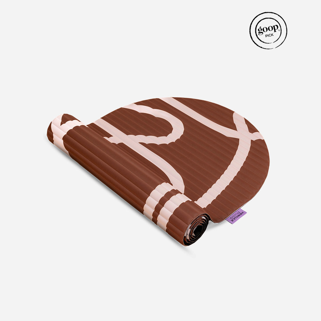 Tapis de sol pour le fitness le yoga et le pilates de la marque hercule studio modèle archy couleur imprimé bari choco packshot semi roulé avec le logo goop