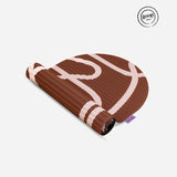 Tapis de sol pour le fitness le yoga et le pilates de la marque hercule studio modèle archy couleur imprimé bari choco packshot semi roulé avec le logo goop