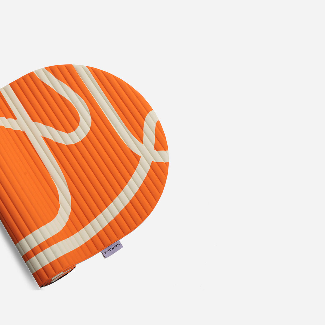 Tapis de sol pour le fitness le yoga et le pilates de la marque hercule studio modèle archy couleur imprimé bari orange pop packshot semi roulé