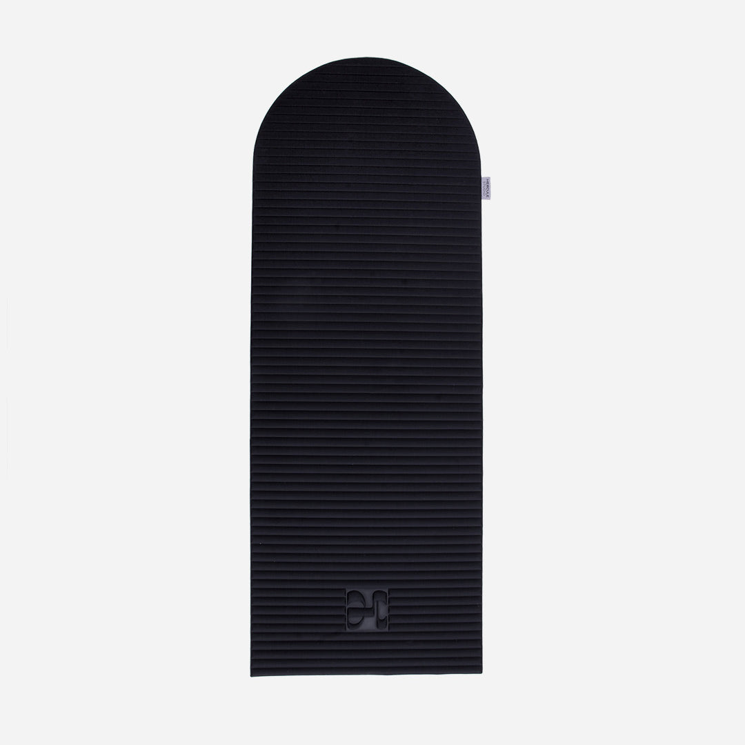 Tapis de sol pour le fitness le yoga et le pilates de la marque hercule studio modèle archy couleur outrenoir packshot déplié