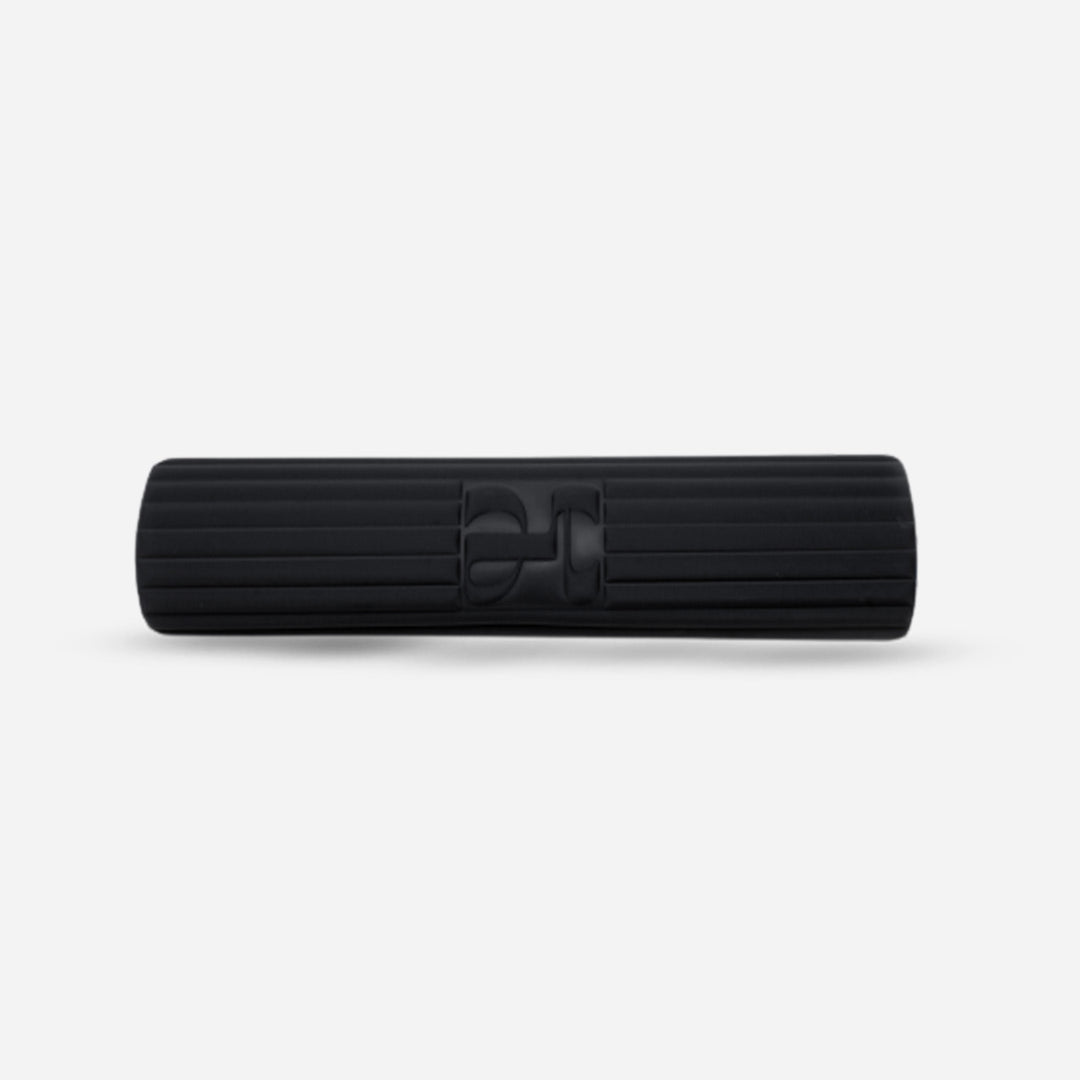Tapis de sol pour le fitness le yoga et le pilates de la marque hercule studio modèle archy couleur outrenoir packshot roulé