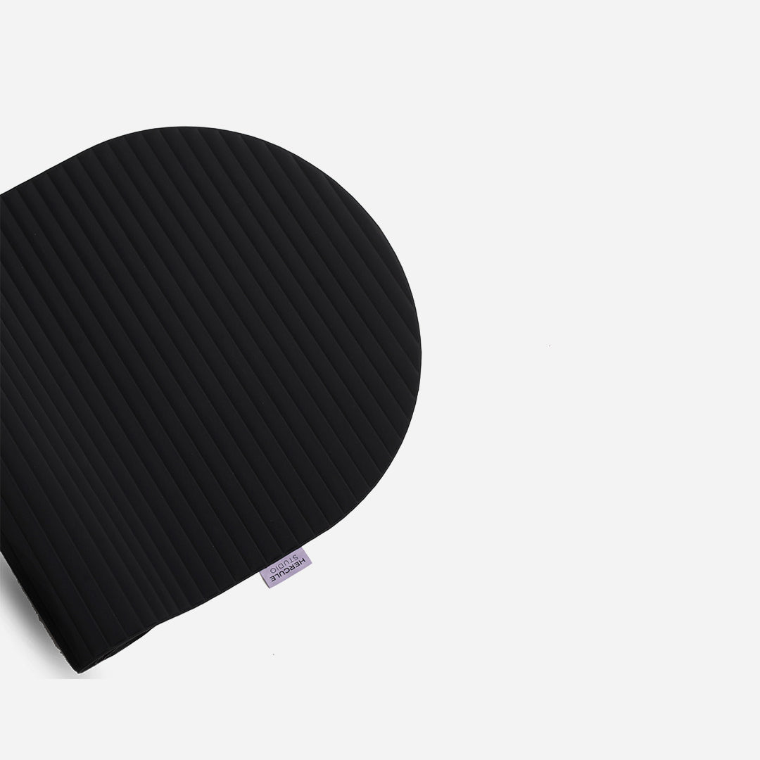 Tapis de sol pour le fitness le yoga et le pilates de la marque hercule studio modèle archy couleur outrenoir packshot semi roulé