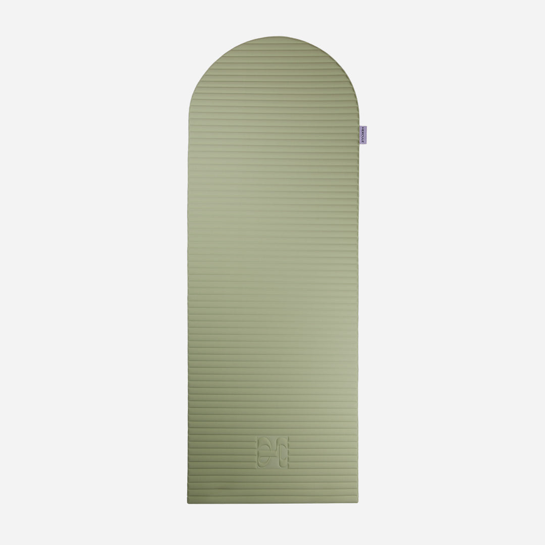 Tapis de sol pour fitness yoga et pilates de la marque hercule studio modèle archy couleur pistache packshot déplié