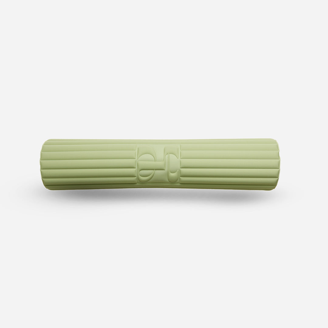Tapis de sol pour fitness yoga et pilates de la marque hercule studio modèle archy couleur pistache packshot roulé
