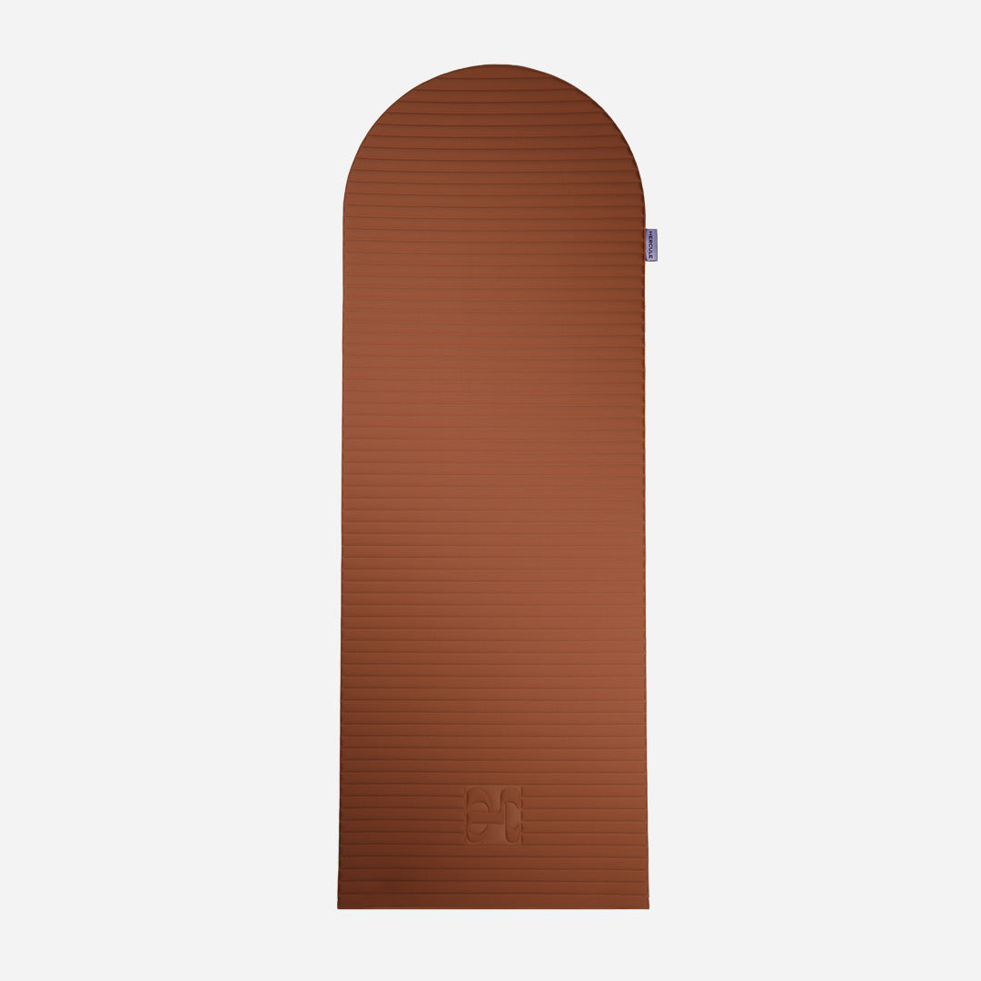 Tapis de sol pour le fitness le yoga et le pilates de la marque hercule studio modèle archy couleur terre cuite packshot déplié