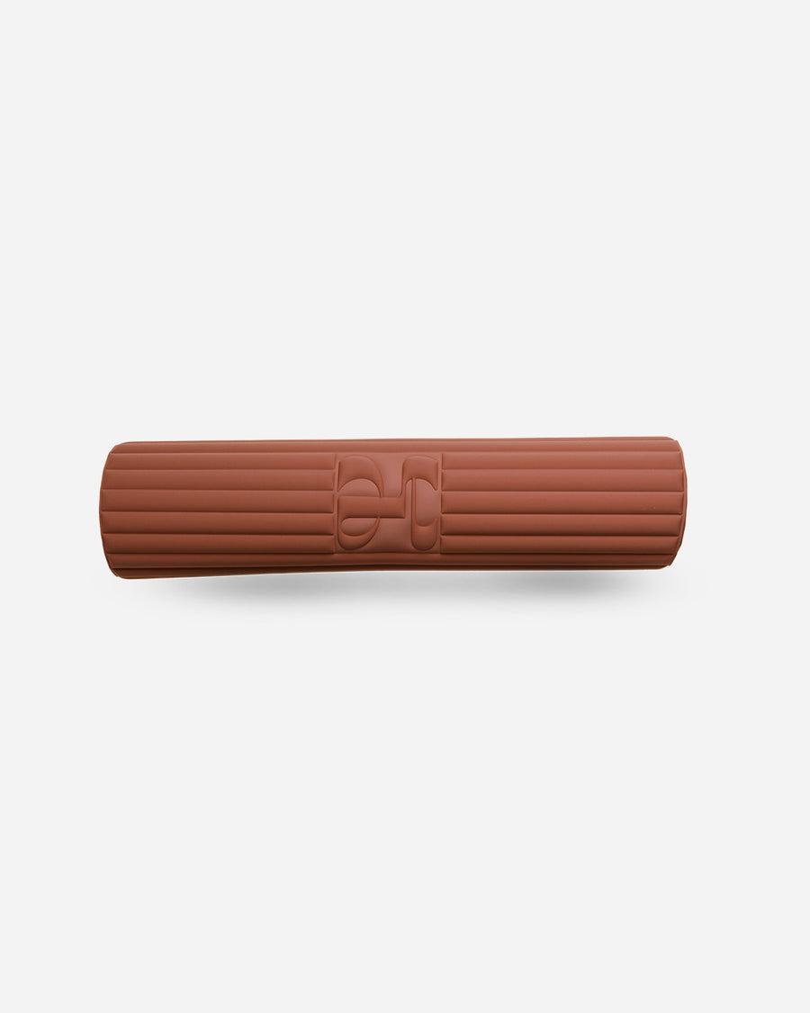 Tapis de sol pour le fitness le yoga et le pilates de la marque hercule studio modèle archy couleur terre cuite packshot roulé