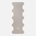 Tapis de sol pour le yoga de la marque hercule studio modèle mar couleur greige packshot déplié