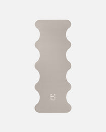 Tapis de sol pour le yoga de la marque hercule studio modèle mar couleur greige packshot déplié
