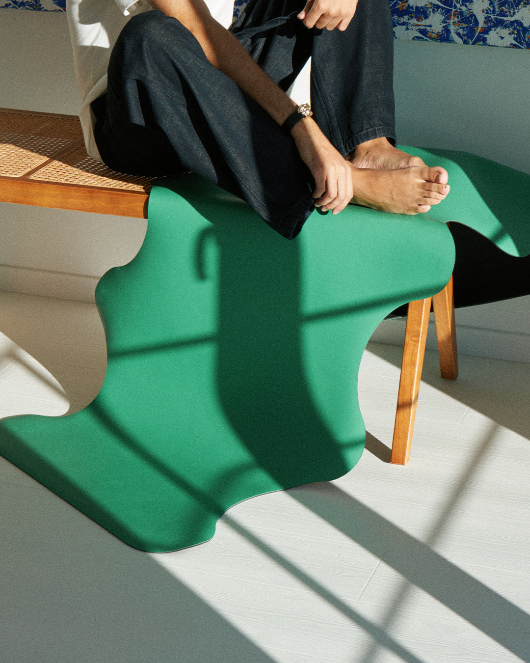Tapis de sol pour le yoga de la marque hercule studio modèle mar couleur golf green photo zoomée sur un banc