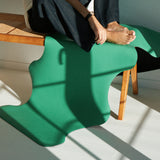 Tapis de sol pour le yoga de la marque hercule studio modèle mar couleur golf green photo zoomée sur un banc